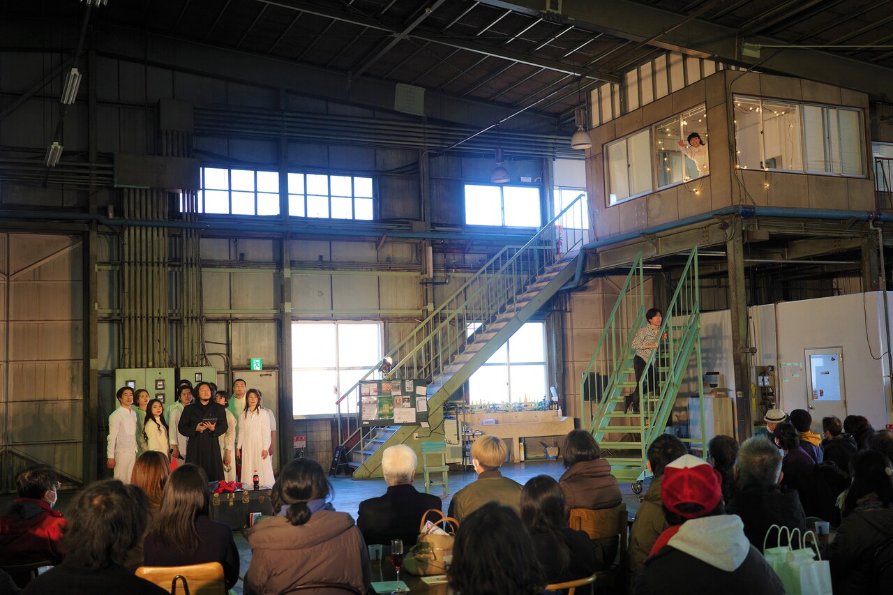 観客はローマ市民に「ジュリアス・シーザー」倉庫で上演、トークゲストはサヘル・ローズ