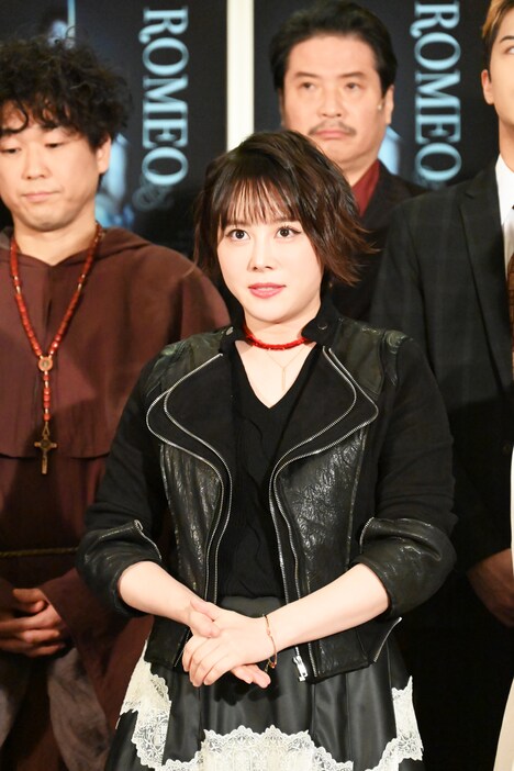 北乃きい（中央）