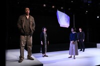 日本の演劇人を育てるプロジェクト 文化庁海外研修の成果公演「黒い湖のほとりで」より。（撮影：宮川舞子）