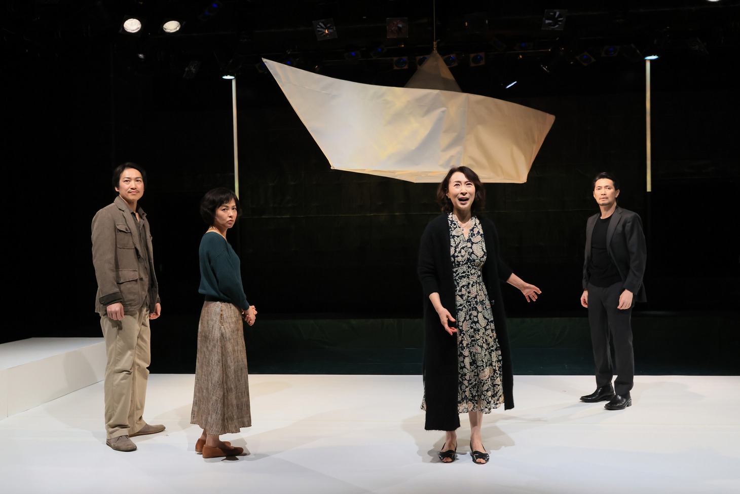 日本の演劇人を育てるプロジェクト 文化庁海外研修の成果公演「黒い湖のほとりで」より。（撮影：宮川舞子）