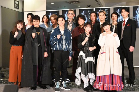 「ロミオ＆ジュリエット」囲み取材の様子。