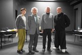 「路上6―そして私たちは生きている」出演者。左から占部房子、小林勝也、川村毅、千葉哲也。