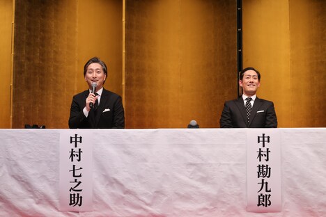 左から中村七之助、中村勘九郎。