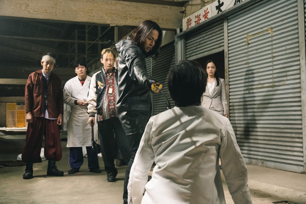 荒木宏文さん掲載ページ（大型A3サイズ配送）#8882 荒木宏文の主演映画『ヒットマン・ロイヤー』予告│エンタ