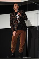 ほかのメンバーと格好が違う説明をする郷本直也。