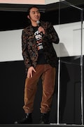 ほかのメンバーと格好が違う説明をする郷本直也。