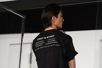 一周回って髪型を観客に見せる、里中将道。