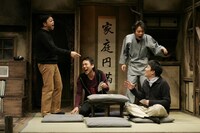 MONO「なるべく派手な服を着る」初演より。（撮影：谷古宇正彦）