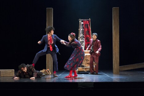 木ノ下歌舞伎「糸井版 摂州合邦辻」より。（撮影：東直子、提供：ロームシアター京都）