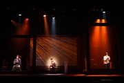 朗読劇「武士とジェントルマン」より。(撮影:曳野若菜)
