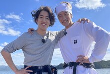 左から尾上右近、岩本照。(c)TBS