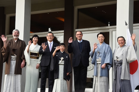 左からローラン・グナシア、寺島しのぶ、松竹の迫本淳一社長、寺嶋眞秀、フィリップ・セトン駐日フランス大使、尾上菊之助、尾上菊五郎。