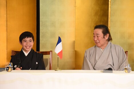 「“ひーま”みたいな面白い役者になりたい」と話す寺嶋眞秀(左)と、「“ひーま”っていうのは、私のことです(笑)」とうれしそうに微笑む尾上菊五郎(右)。