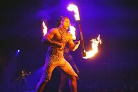 “ファイヤーナイフ・ダンス”より。