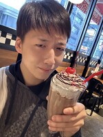 訝しげな表情の米吉と、バレンタイン仕様のチョコレートシェイク。よく見るとハートのチップが……。