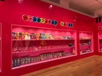 「美少女戦士セーラームーン ミュージアム」より、壁一面のグッズ。