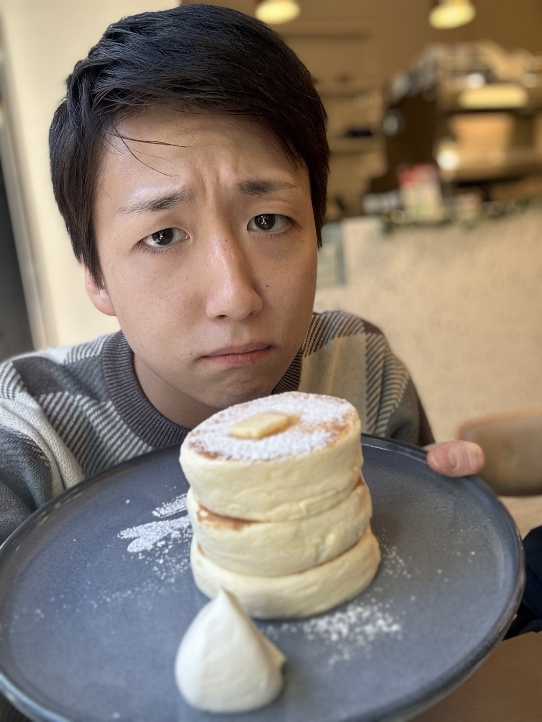 “ふわふわカワイイ”パンケーキを前にした米吉。