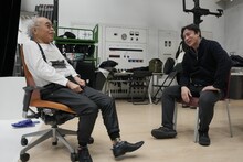 左から荒木経惟、松本幸四郎。