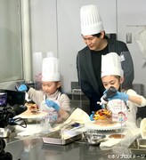 チョコレートケーキ作りに取り組む、ミュージカル「マチルダ」キャスト。