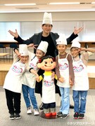 前列左から嘉村咲良、熊野みのり、ペコちゃん人形、寺田美蘭、三上野乃花。後列は小野田龍之介。