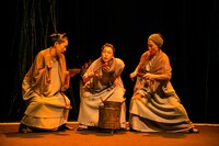 エイチエムピー・シアターカンパニー ＜シェイクスピアシリーズI＞「マクベス 釜と剣」より。（Photo by T.Matsuyama）