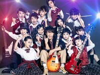 ミュージカル「スクールオブロック」より、デューイ・フィン役の西川貴教とチーム・コードの面々。（提供：ホリプロ）