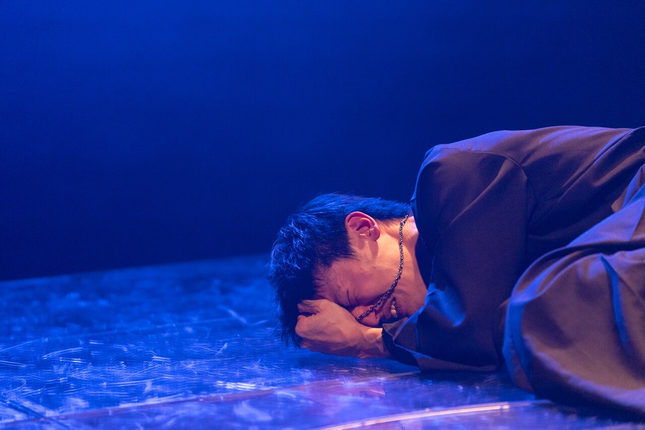 共通舞台がシェイクスピア作品に挑む、「ハムレット」開幕