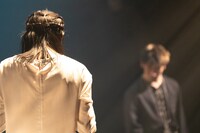 共通舞台「ハムレット」より。（撮影：中谷利明）