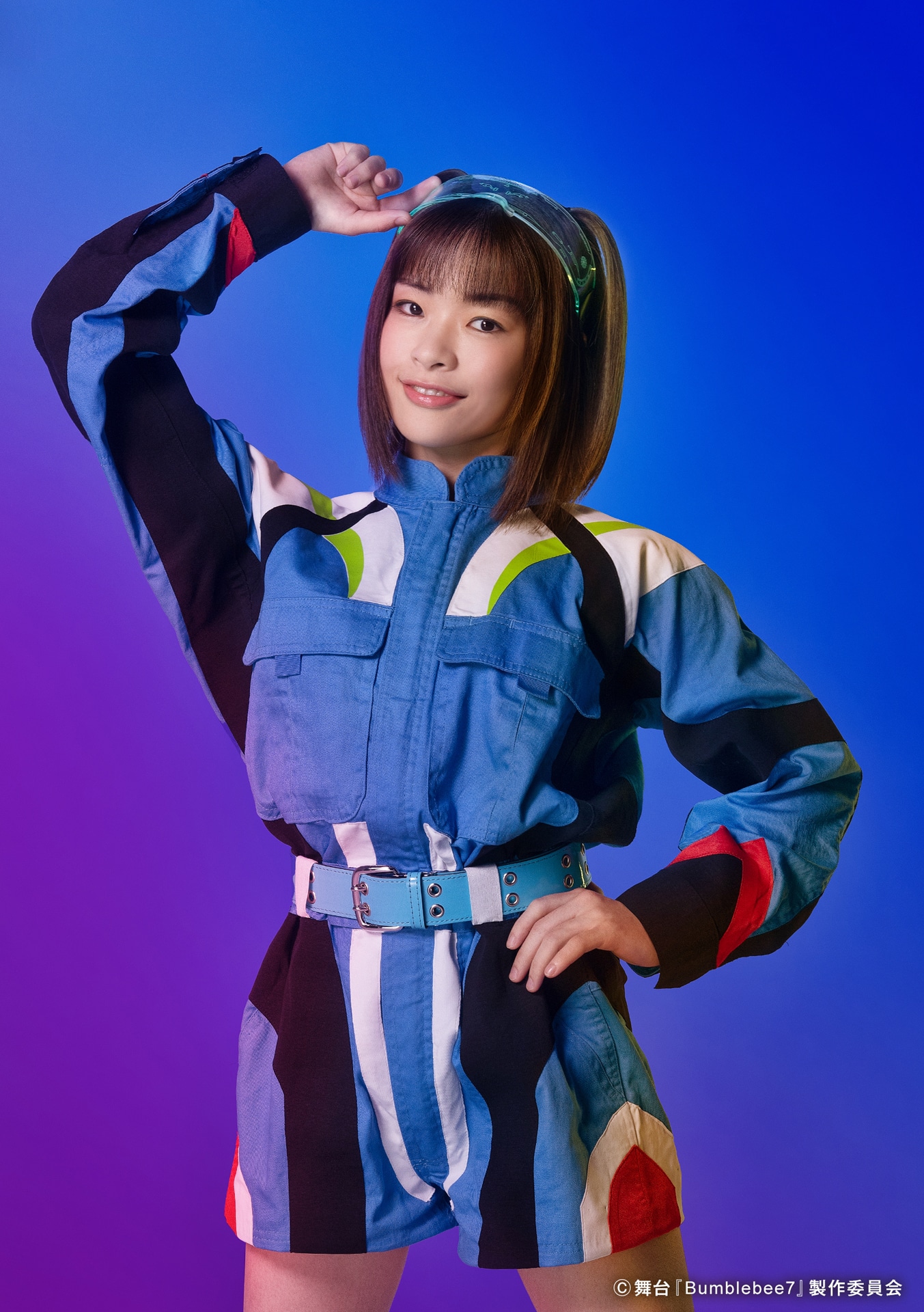 鈴鹿役の知念紗耶。