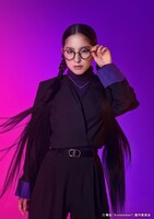 鳴海役のMARISA。