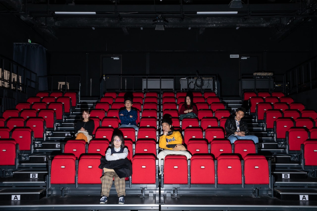 俳優と観客が見つめ合う110分、15周年の壱劇屋が「6人の悩める観客」再演