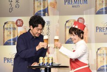 乾杯する大泉洋（左）と平野レミ。