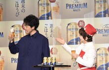 ザ・プレミアム・モルツを味わう大泉洋（左）と、大泉の感想を待つ平野レミ。