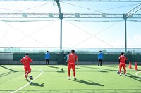 舞台「ブルーロック」サッカー指導公開稽古の様子。