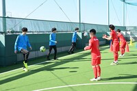 舞台「ブルーロック」サッカー指導公開稽古の様子。