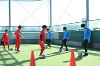 舞台「ブルーロック」サッカー指導公開稽古の様子。