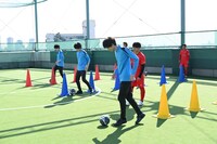 舞台「ブルーロック」サッカー指導公開稽古の様子。