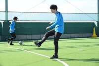 佐伯亮（中央）