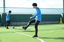 佐伯亮（中央）