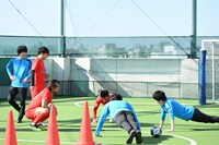 リレーに敗れ、罰ゲームの腕立て伏せに取り組む佐藤信長、佐伯亮、神田凜星。