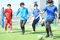 舞台「ブルーロック」サッカー指導公開稽古の様子。