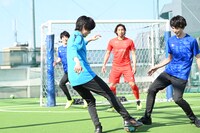 舞台「ブルーロック」サッカー指導公開稽古の様子。