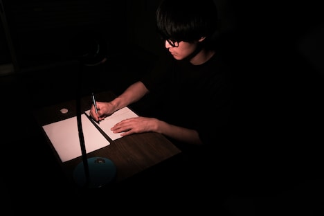 「つくりかけ室」より、濱口。(c)Mayumi Akashi