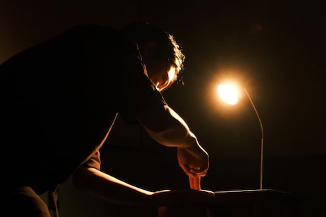 「つくりかけ室」より、角谷。(c)Mayumi Akashi