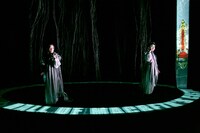 エイチエムピー・シアターカンパニー ＜シェイクスピアシリーズI＞「マクベス 釜と剣」より。（Photo by T.Matsuyama）