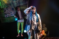 安住の地「異郷を羽織る -Drape the Strange land-」より。（Photo by Shinobu Anzai）