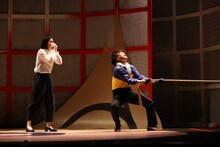 Mrs.fictions presents「15 Minutes Made in本多劇場」、ロロ「西瓜橋商店街綱引大会」より。（撮影：赤坂久美）