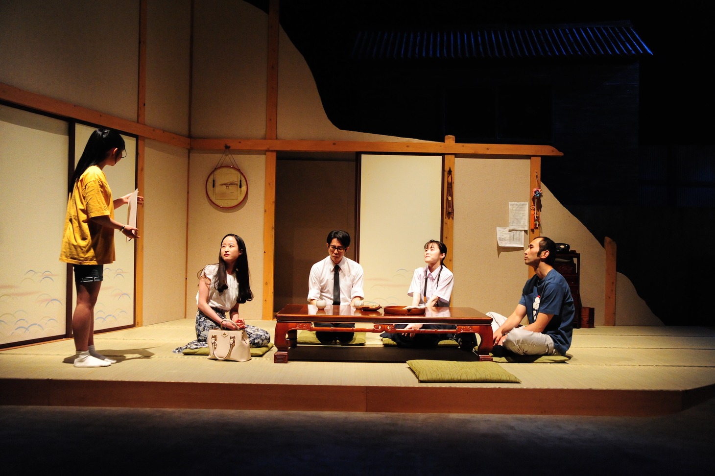 演劇引力廣島 第19回プロデュース公演「目頭を押さえた」より。（撮影：奥村洋司）