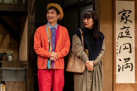 MONO 第50回公演「なるべく派手な服を着る」より。（撮影：井上嘉和）