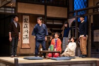 MONO 第50回公演「なるべく派手な服を着る」より。（撮影：井上嘉和）